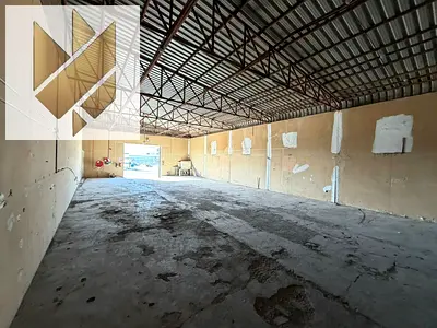 مستودع للإيجار في المنطقة الصناعية ١٣ بالشارقة، بمساحة إجمالية ٥٠٠٠ قدم مربع، يقع على الطريق الرئيسي، مثالي للخدمات اللوجستية والنقل.