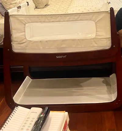 SnüzPod Bedside Crib / Bassinet in Dark Wood - Good Condition its disassembled so easy to take