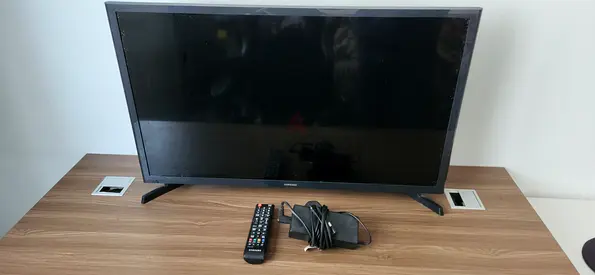 [URGENT SALE | CASH ONLY] Samsung 32” TV | Remote  Adapter Included