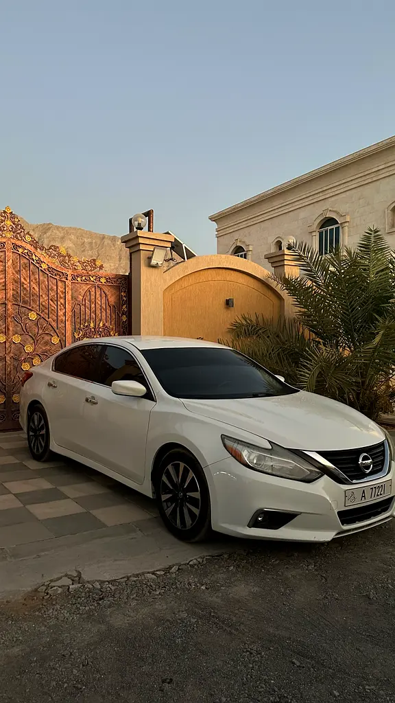 Nissan Altima 2016 — photo 1 of 6
