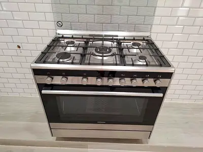 Siemens Stainless Steel 5-Burner Gas Cooker with Oven - Good Condition