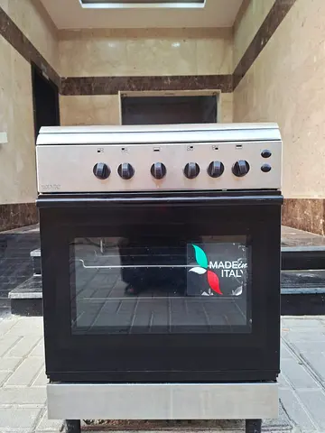 This is Bompani Gas Cooker, Perfect working, size 60x60cm , with 4 burners