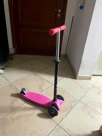 Pink three-wheel kids scooter — adjustable handle, good condition