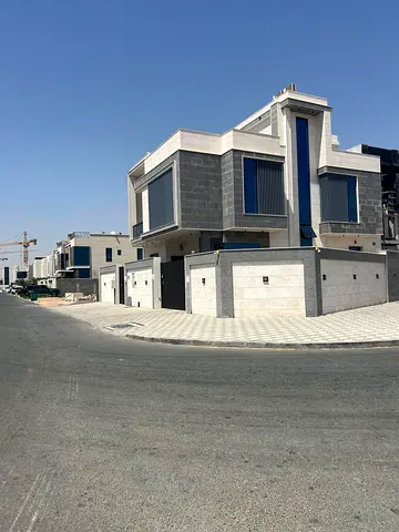 للايجار بالياسمين فيلا 7 غرف ومجلس وصاله 3 طوابق ارضي واول وروف مع مطبخ واسع وغرفة خادمه
