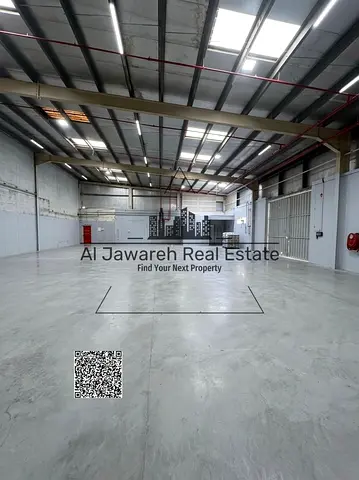 A warehouse for companies with a 750 kW electrical capacity on the main street.