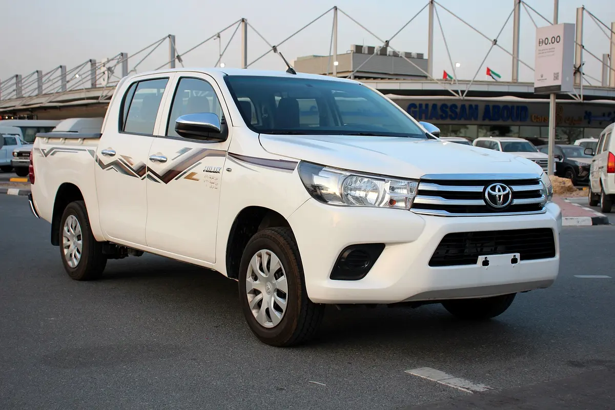 Toyota Hilux 2024 — photo 1 of 13