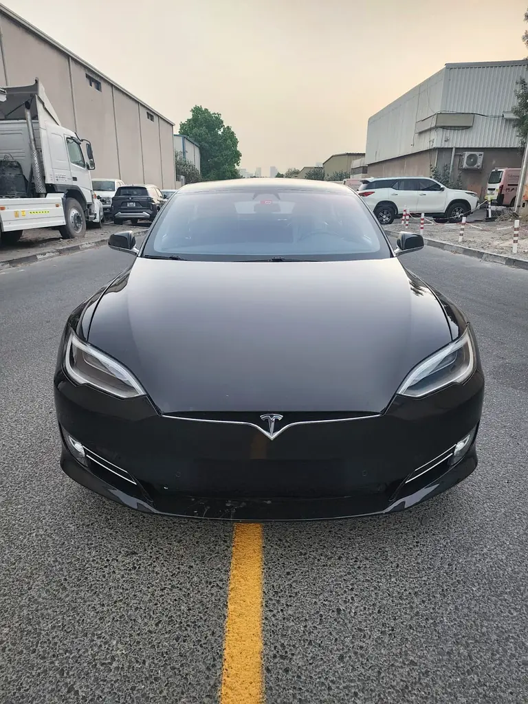 Tesla Model S 2018 — photo 1 of 10