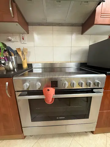 Stainless steel freestanding electrical cooker; oven and stove - good conditioning bosh brand
