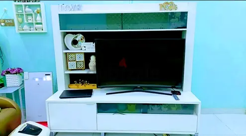 White TV Entertainment Unit with Shelves and Glass Panels