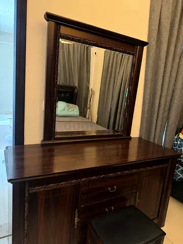 Bed set with dresser, chair and 2 night stands in a good condition