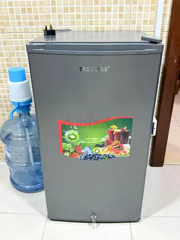 90L Mini Fridge – Compact Refrigerator in Excellent Condition