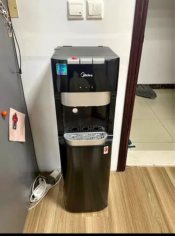 Bottom load water dispenser