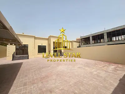LUXURIOUS . 4 BEDROOMS . HALL GARDEN
