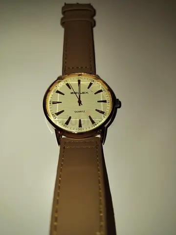 Classic beige quartz wristwatch with leather strap