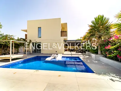 A Must-See Four Bedroom Upgraded Townhouse in Camelia with the Biggest Private Garden and Stylish P