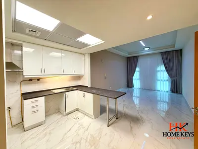 موقع مميز | تصميم واسع | وحدة زاوية | إطلالات على الشارع الرئيسي والفناء | وحدات متعددة متاحة