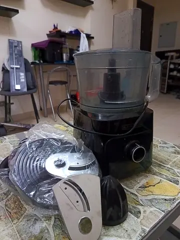 Black and decker food processor with multiple blades and attachments - good condition