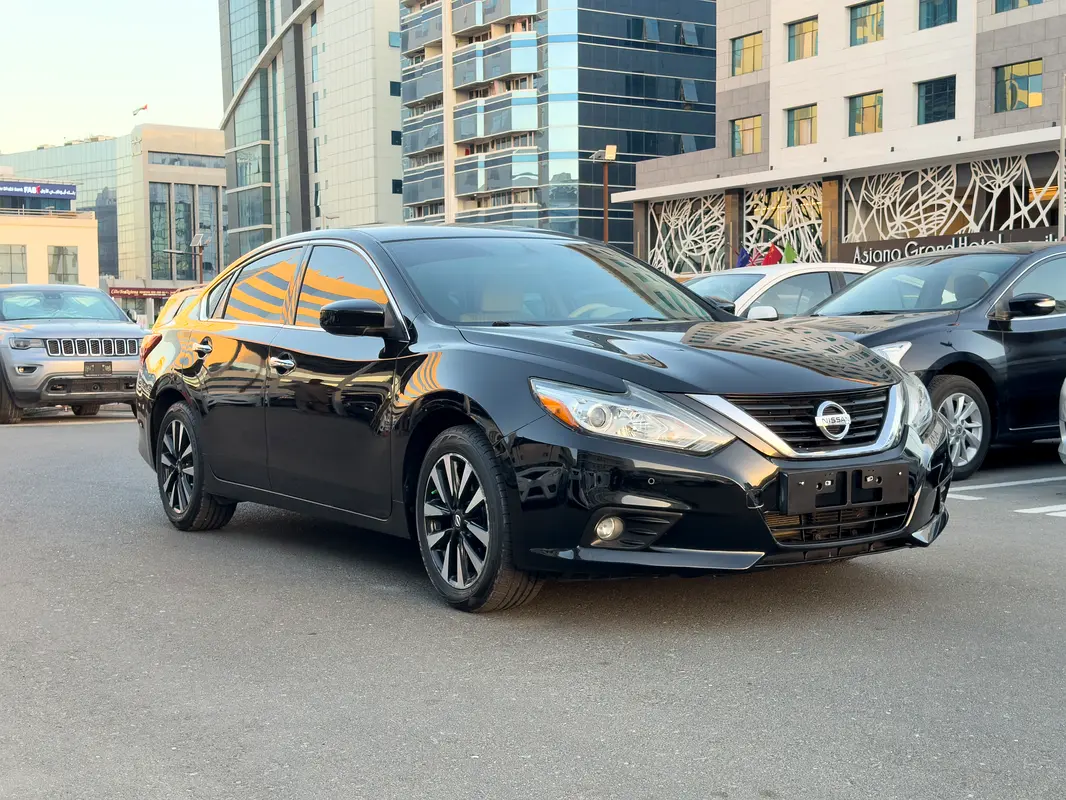 Nissan Altima 2018 — photo 1 of 17