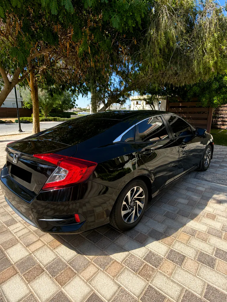 Honda Civic 2016 — photo 1 of 4
