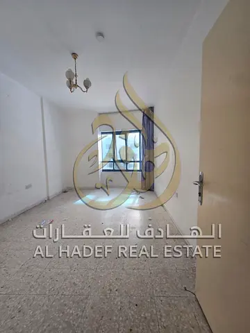 شقة شيرنج ثلاث غرف غرفتين وصالة خزائن بالحائط 2 بلكونة مساحات ممتازة وتشطيب نظيف طريقة الدفع 4 إلى 6 دفعات التأمين كاش أو شيك الثلاث غرف 65.000 سنوي ا
