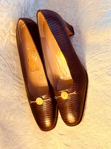Brand New Authentic Salvatore Ferragamo Brown croc leather shoes - 8 B (38) with flaws