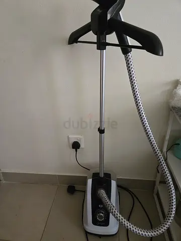 Hand held steam iron