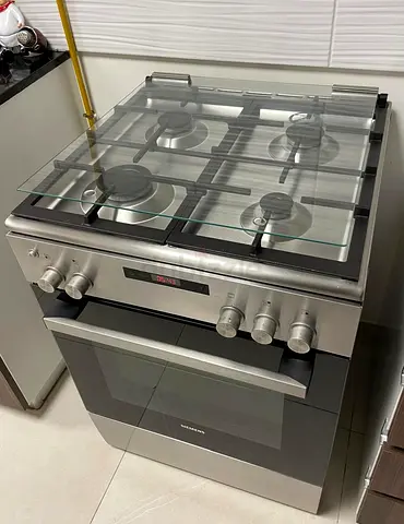 Siemens stainless steel gas cooker with oven – good condition