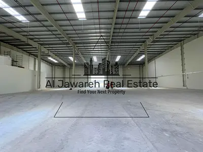 A corner warehouse of 7515 feet, suitable for all industrial and storage activities.