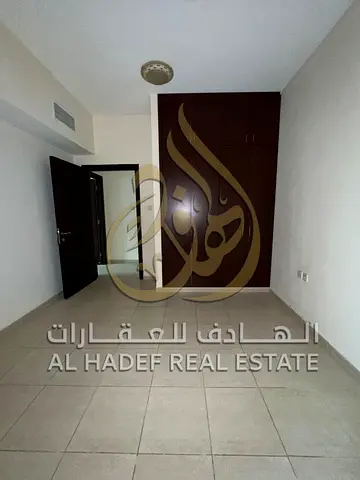 شقة غرفتين وصالة في القصباء المجاز 2 بلكونة وباركن وخزائن بالحائط 3 حمامات بسعر مميز