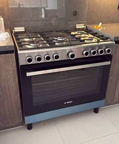 Bosch freestanding gas range with oven - good condition