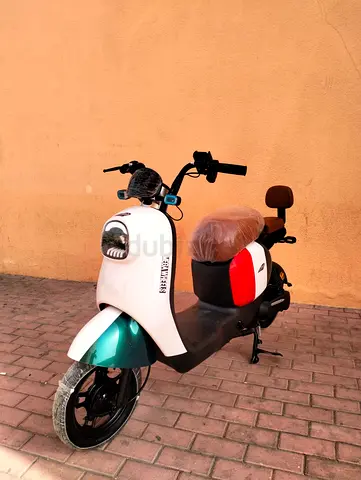 Electric scooter vespa style 48 v with warranty