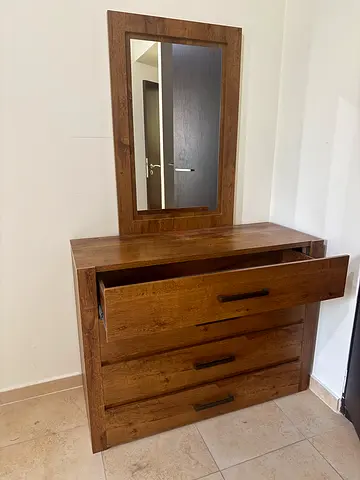 Chest of 4 drawers with Mirror – Perfect Condition