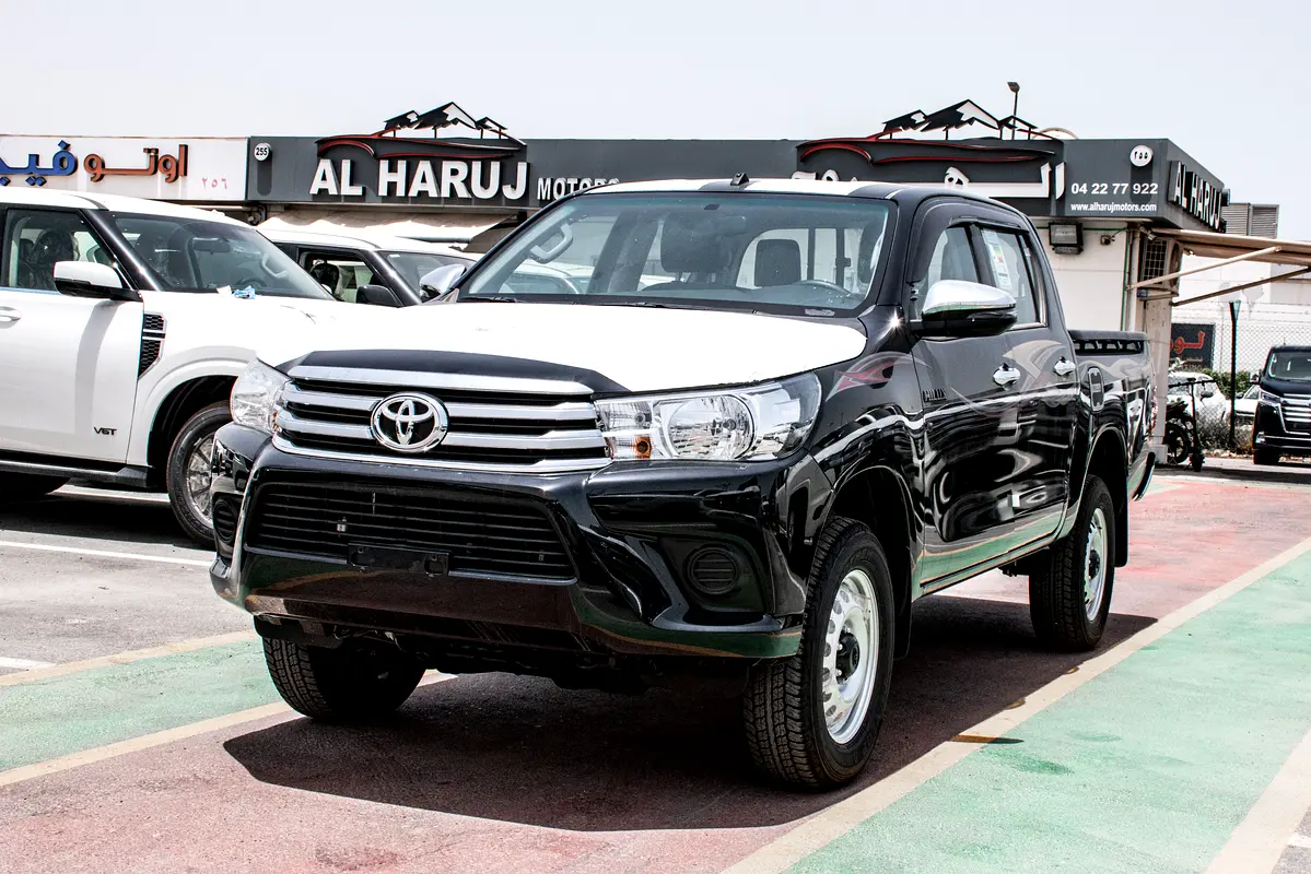 Toyota Hilux 2026 — photo 1 of 17