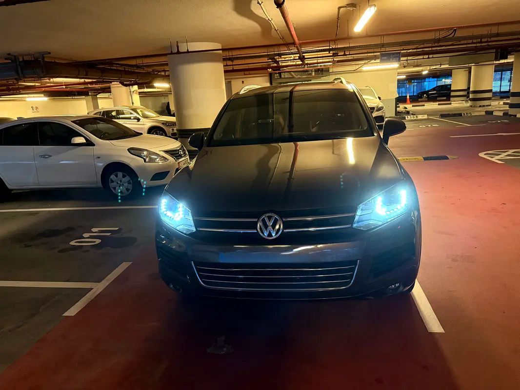 Volkswagen Touareg 2013 — photo 1 of 8