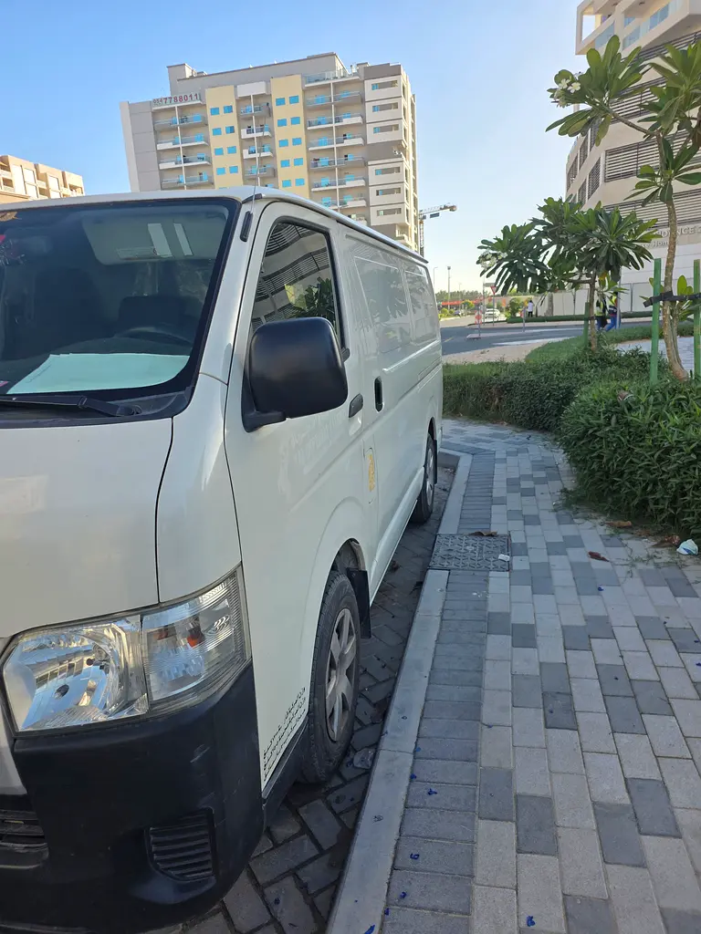 Toyota Hiace 2017 — photo 1 of 11