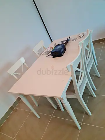 White wooden dining table with 4 chairs - excellent condition