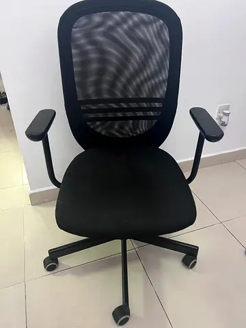Black Mesh Office Chair with Armrests  Adjustable desk — Good Condition