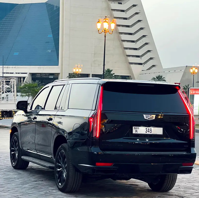 Cadillac Escalade 2023 — photo 1 of 17