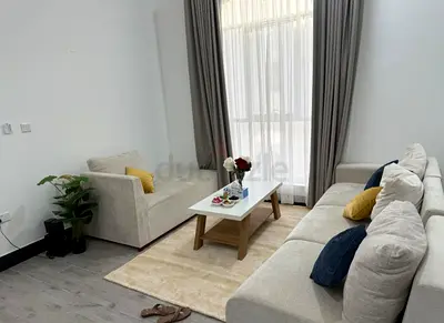 Light beige 5-seater sofa set with chaise and cushions