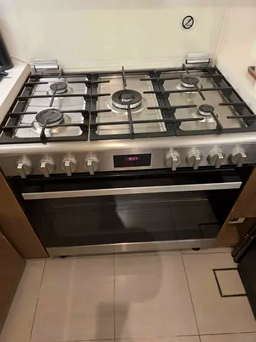 Bosch Stainless Steel 5-Burner Gas Range with Oven- Good Condition