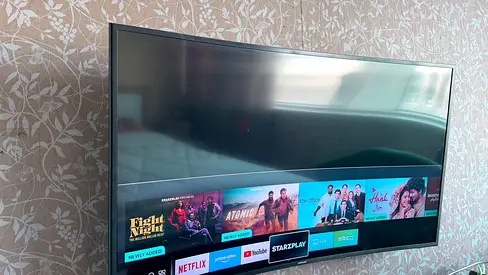 52 inch Samsung Smart LED TV in good working condition (Netflix, YouTube)