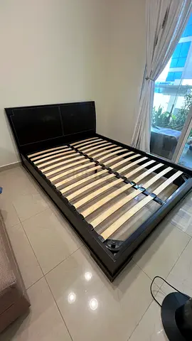 Queen size wooden bed (in good conditon)
