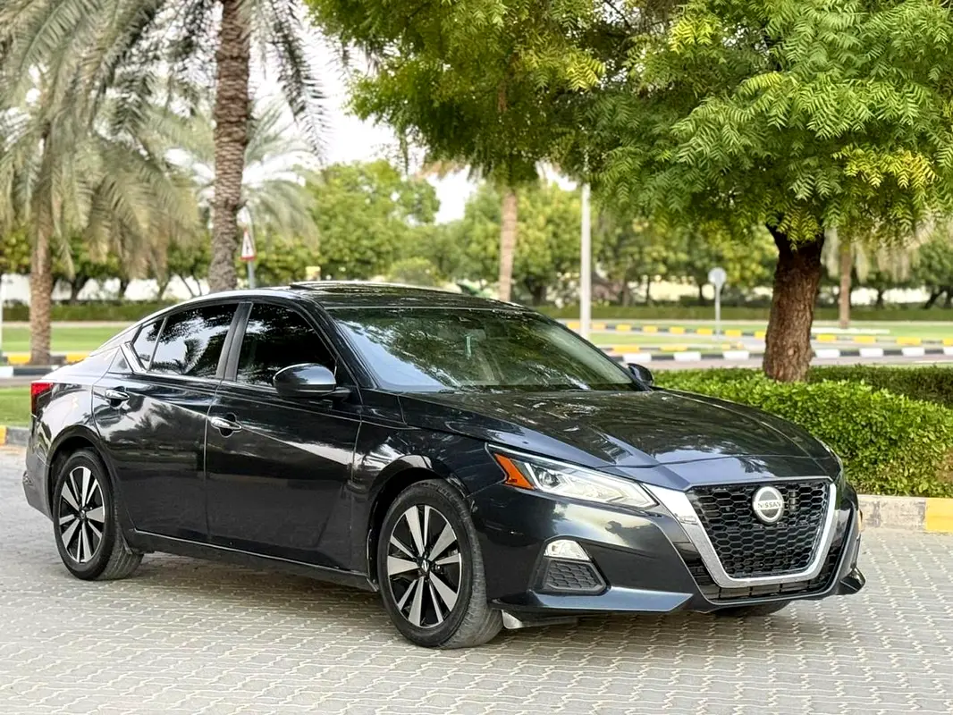 Nissan Altima 2022 — photo 1 of 17