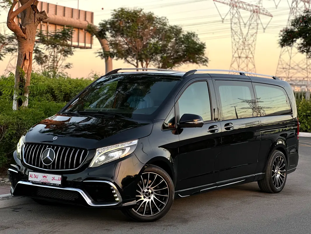 Mercedes-Benz V-Class 2022 — photo 1 of 13