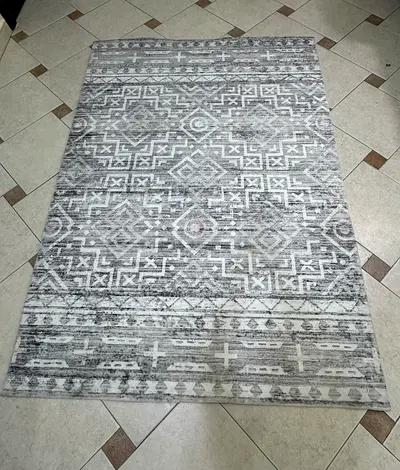 Grey geometric patterned area rug - good condition