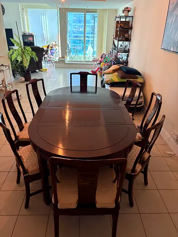 8 seaters Wooden dining table (Extendable)