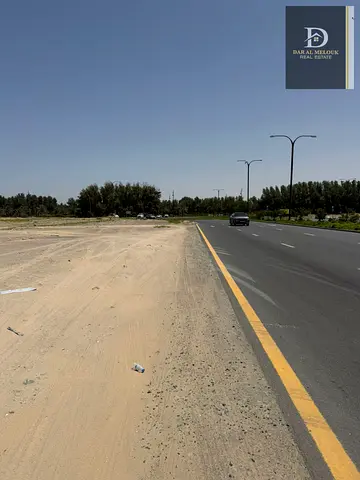 للبيع / الشارقه / مويلح تجاريه / ارض تجاري سكني ١٦٦٣٨ قدم موقع مميز شارع ٩٧ متر