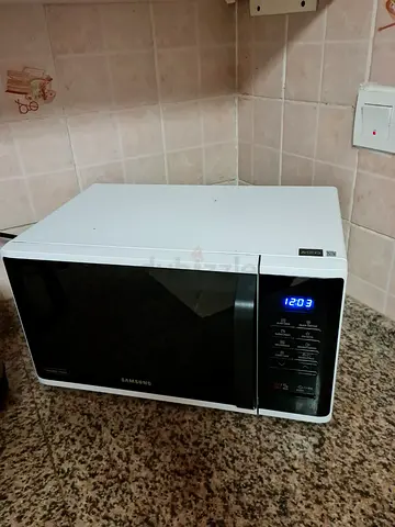 White Samsung Microwave Oven - excellent condition