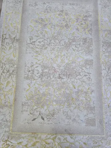 Light beige floral area rug with subtle gold accents - excellent condition (150x220)