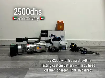 Sony VX2000 MiniDV Camcorder with 5 Cassettes, Battery ,light ,mini dv headcleaner ,charger